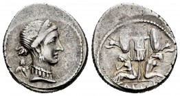 Julio César. Denario. 46-45 a. C. Galia. (Ffc-11). (Craw-468/1). (Cal-646). Rev.: Trofeo de armas galas en medio de Galia sentada a izquierda y Vercin...