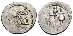 Julio César. Denario. 54-51 a.C. Galia. (Ffc-50). (Craw-443/1). (Cal-640). Anv.: Elefante a derecha pisando una serpiente, en exergo (C)AESAR.. Rev.: ...