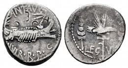 Marco Antonio. Denario. 32-31 a.C. Ceca volante. (Ffc-36). (Craw-544/18). (Cal-183). Rev.: Águila legionaria entre dos insignias militares, debajo LEG...