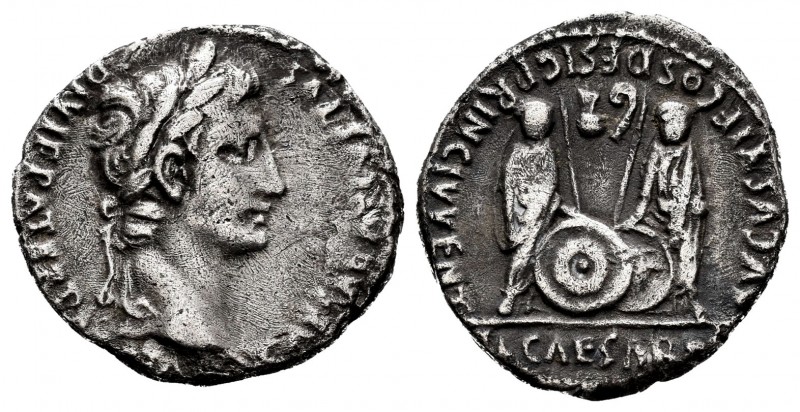 Augusto. Denario. 7-6 a.C. Lugdunum. (Ffc-22). (Ric-207). (Cal-852). Anv.: CAESA...