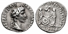 Augusto. Denario. 7-6 a.C. Lugdunum. (Ffc-22). (Ric-207). (Cal-852). Anv.: CAESAR AVGVSTVS DIVI F PATER PATRI(AE). Cabeza laureada de Augusto a derech...