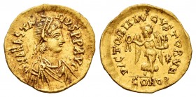 Anastasio. Tremissis. 491-518 d.C. Constantinopla. (Sear-8). (Ratto-327). Rev.: VICTORIA AVGTORVM / CONOB. Victoria avanzando a derecha sosteniendo co...