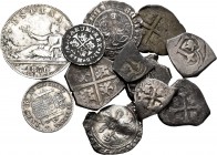 Lote de 12 monedas españolas, incluye divisores de plata (7), 1/2 real Reyes Católicos (2), 1/2 real Fernando VI (1) y monedas de Centenario (2). A EX...