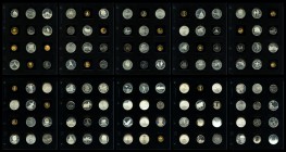 Estados Unidos. Álbum USA Modern Conmemoratives 1982-2019. Contiene 120 monedas de las cuales 23 son de níquel, 77 de plata y 20 de oro, a excepción d...
