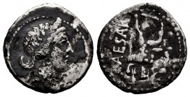 Julio César. Denario. 47-46 a.C. Galia. (Ffc-10). (Craw-458/1). (Ch-12). Anv.: Cabeza diademada de Venus. Rev.: Eneas en pie a izquierda con paladium ...