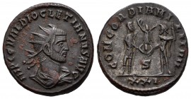 Diocleciano. Antoniniano. 293-294 d.C. Cyzicus. (Spink-12635). (Ric-306). Rev.: Diocleciano, estante a derecha portando cetro, recibiendo Victoria de ...