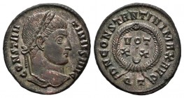 Constantino I. Centenional. 322-325 d.C. Ticinum. (Spink-16215). (Ric-167). Rev.: D N CONSTANTINI MAX AVG Q T. Dentro de corona de láurea VOT / XX / M...