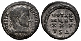 Constantino I. Centenional. 318-319 d.C. Tesalónica. (Spink-16332). (Ric-28). (Ch-741). Rev.: VOT XX / MVLT / ·XXX· / T S A, todo ello dentro de coron...