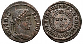 Crispo. Centenional. 321-324 d.C. Siscia. (Spink-16773). (Ch-44). Rev.: CAESARVM NOSTRORVM. Dentro de corona VOT / X, debajo SIS seguida de semicircul...