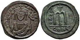 Tiberio II Constantino. Follis. 578-582 d.C. Constantinopla. (Seaby-430). Anv.: Busto coronado de frente, con túnica consular, sosteniendo mappa y cet...