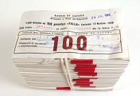 Lote de 10 tacos de 100 billetes de 100 pesetas 1970, todos correlativos, numeración de 7D2855001 al 7D2856000. Con certificado de recuento de la FNMT...