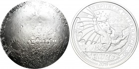Austria.  Lote de 2 monedas de plata de 2 euros cada una, acuñadas en 2019, una "Sueño de volar" y la otra "La luna, Apolo XI", ésta última con forma ...