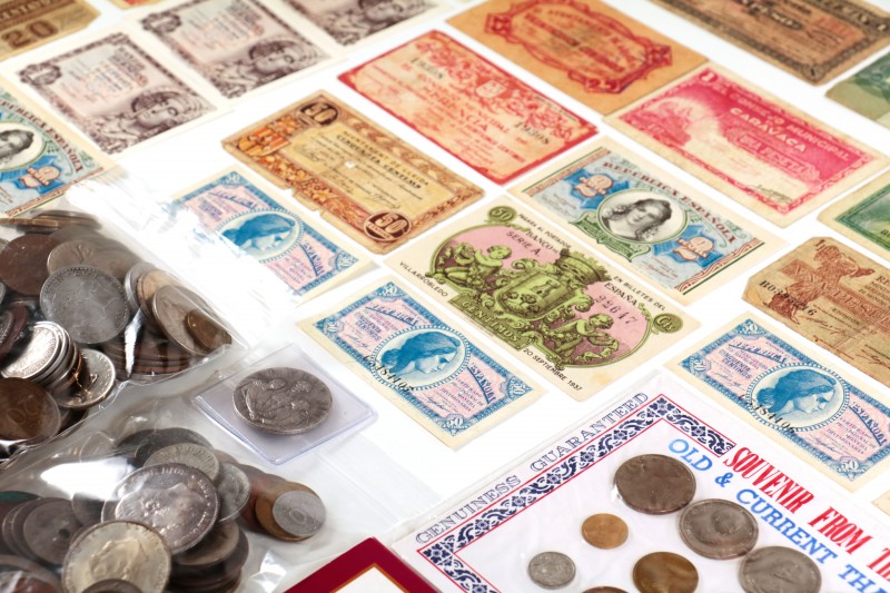 Lote de monedas, reproducciones, medallas y billetes. Contiene 350 monedas, 60 d...