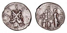 Furia
Denario. AR. (119 a.C.). A/Cabeza de Jano Bifonte, alrededor ley. R/Roma de pie a izq. coronando un trofeo a cuyos lados hay dos escudos y dos ...