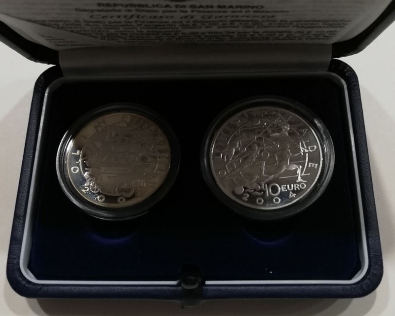 San Marino 
AR. 2003 R. Olimpiada 2004. 5 y 10 Euro. En estuche original y con ...