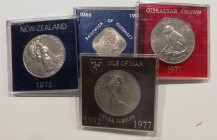 Lotes de Conjunto
AE. Lote de 4 monedas. Nueva Zelanda Dólar 1975, Gibraltar Crown 1971, Bailiwick of Guernsey 10 Shilling 1966, Isla de Man Crown 19...