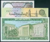 Conjunto de 3 billetes extranjeros, dos de ellos de Egipto y otro de Asia. SC.