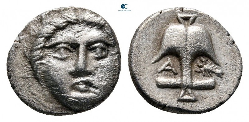 Thrace. Apollonia Pontica 400-350 BC. 
Diobol AR

10 mm., 1,16 g.



near...