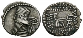 IMPERIO DE PARTIA, Vologases III. Dracma. (Ar. 3,74g/18,4mm). 105-147 d.C. (GIC-5831). MBC.