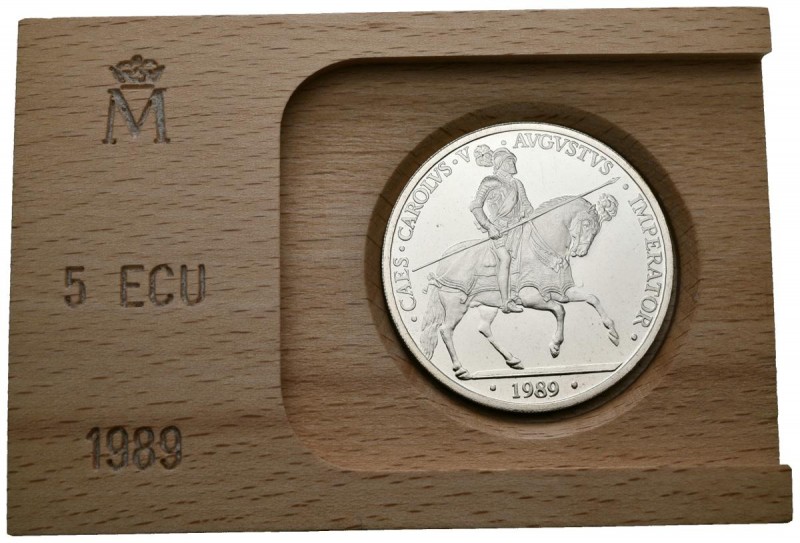 JUAN CARLOS I. 5 Ecu. (Ar. 33,62g/42mm). 1989. "CARLOS V". Presentada en estuche...