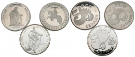 JUAN CARLOS I. Conjunto de 3 monedas de 5 Ecu de los años 1990, 1991 y 1992. Ar. PROOF. Presentadas en estuches oficiales y con certificados.