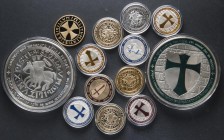 TEMPLARIOS. Conjunto de 12 monedas de acero bañadas en plata de los Caballeros Templarios, de las cuales 10 tienen estos pesos y medidas: 29,45g/40.00...