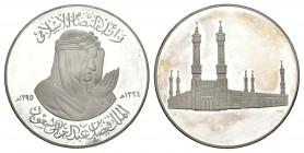 ARABIA SAUDI. Medalla. (Ar. 59,94g/50mm). 1395H (1975). Muerte del rey Faisal. PROOF. Presentada en estuche.
