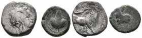 GRECIA ANTIGUA. Lote compuesto por 2 monedas de diferentes módulos y materiales. A EXAMINAR.