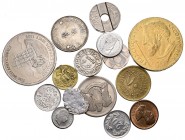 MONEDAS, MEDALLAS y FICHAS. Lote compuesto por 15 monedas, medallas y fichas de diferentes épocas, módulos y valores. A EXAMINAR.
