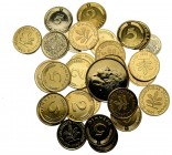 MONEDAS EXTRANJERAS. Lote compuesto por 29 monedas sobredoradas de distintos países, valores y años. A EXAMINAR.