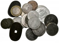 MONEDAS EXTRANJERAS. Precioso conjunto compuesto por 21 monedas del mundo, incluye dólares y bolívares en plata así como piezas japonesas del siglo XI...