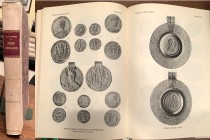 TOYNBEE J.M. , Roman Medaillions,  New York, The American Numismatic Society, 1944.  247 pp.  49 tavv.
Formato in 8°, circa cm. 20x27.
Rilegatura in...