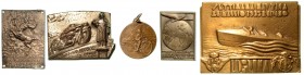 Lotto di 4 distintivi/placchette e 1 medaglia con soggetti vari. Misure da mm. 30x42 a 86x61 le placchette e diam. mm. 32 la medaglia