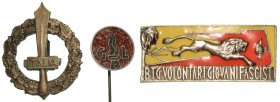 Lotto di 3 distintivi periodo guerre mondiali: giovani fascisti Bir el Gobi (riconio postumo); GIL e spilla con Gladio.