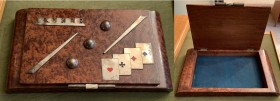 Scatola da Poker anni 30-40 rettangolare in radica, con carte e gioco bigliardo rappresentate sul coperchio. 
Dim. 34x18,5x5. Rivestimento interno in ...