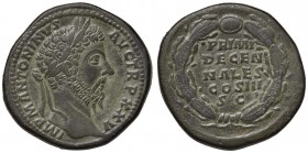 Marco Aurelio (161-180) Sesterzio - Testa laureata a d. - R/ Scritta in corona d’alloro - RIC 1006 AE (g 24,29) Ritoccata
qSPL