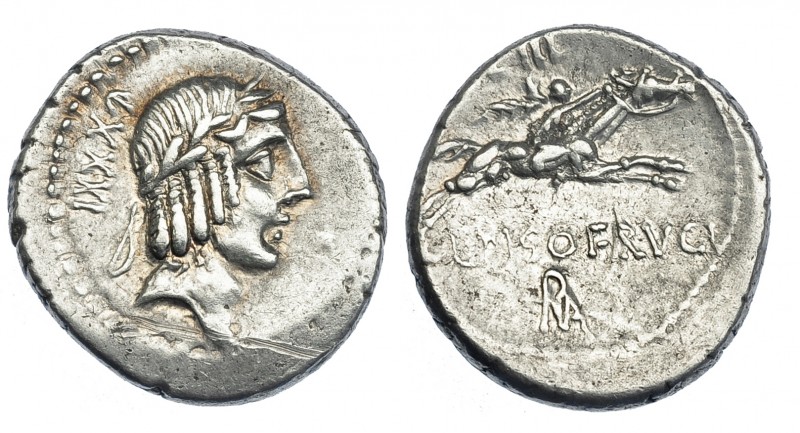 CALPURNIA. Denario. Roma (90-89 a.C.). A/ Detrás de la cabeza LXXXI. R/ Encima d...