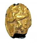 PRÓXIMO ORIENTE. Imperio Aqueménida. VI-IV a.C. Hematites y resina oro. Cuenta con representación de león. Longitud 34 mm.