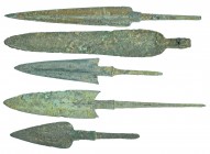 PRÓXIMO ORIENTE. Imperio Aqueménida. 1200-800 a.C. Bronce. Lote de 4 puntas de flechas y un cuchillo. Altura 11,5 - 16,6 cm