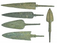 PRÓXIMO ORIENTE. Imperio Aqueménida. 1200-800 a.C. Bronce. Lote de 5 puntas de flecha. Altura 10,8 - 17,2 cm