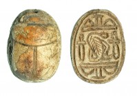 EGIPTO. Dinastía XIII. 1786-1705 a.C. Esteatita. Escarabeo con jeroglífico. Altura 19 mm. Incluye peana.