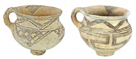 EDAD OSCURA. Chipre. Geométrico II. 1050-900 a.C. Lote de 2 vasos de pasta grisácea con decoración geométrica. Altura 9.1 y 9,2 cm.