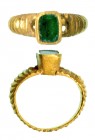 ROMA. Imperio Romano. I d.C. Oro. Anillo con esmeralda verde y aro decorado con líneas paralelas. Oro. Diámetro interior 14 mm.