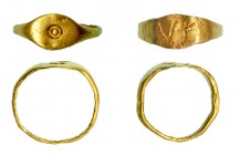 ROMA. Imperio Romano. I-III d.C. Oro. Lote de 2 anillos: uno con motivo cirular y otro con V.F. Diámetro interior: 11 y 13 mm.