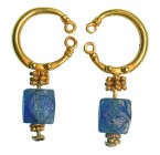 ROMA. Imperio Romano. I-III d.C. Oro. Par de pendientes, con decoración de técnica de granulado y piedra azul. Longitud 31 mm.