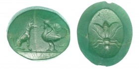 ROMA. Imperio Romano. I-II d.C. Calcedonia verde. Entalle con representación de una abeja en anverso y perro y sirena enfrentados en reverso. Longitud...