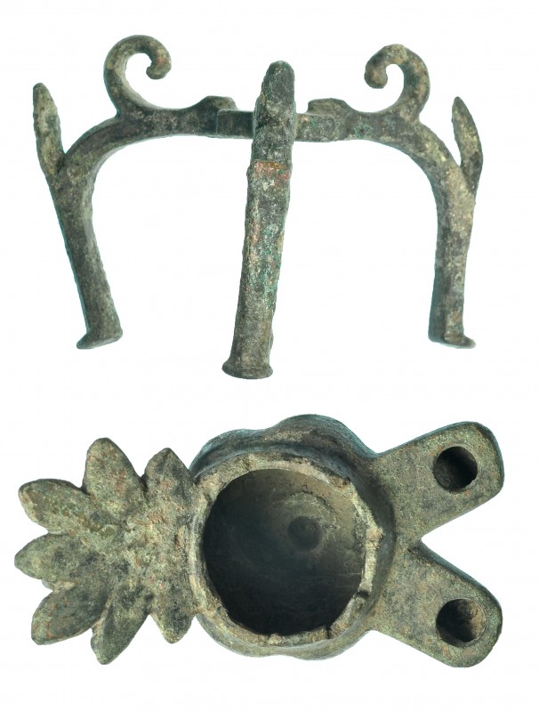 ROMA. Imperio Romano. IV-V d.C. Bronce. Lucerna de doble piquera y asa decorada ...