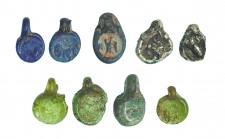ROMA. Imperio Romano. IV d.C. Vidrio verde y azul. Lote de 9 colgantes: 8 con representación de león. Encima estrella y luna. Y 1 con representación d...