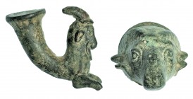 ROMA. I a.C. - II d.C. Bronce. Lote de 2 piezas: aplique en forma de cabeza de carnero y asa en forma de cabeza de cabra. Longitud: 3,5 y 3,6 cm.