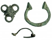 ROMA. Imperio Romano. I-II d.C. Bronce. Lote de 3 piezas: fíbula de arco de tipo Auciss, aplique en forma de cabeza felina y un asa. Alturas: 5,4; 3,7...